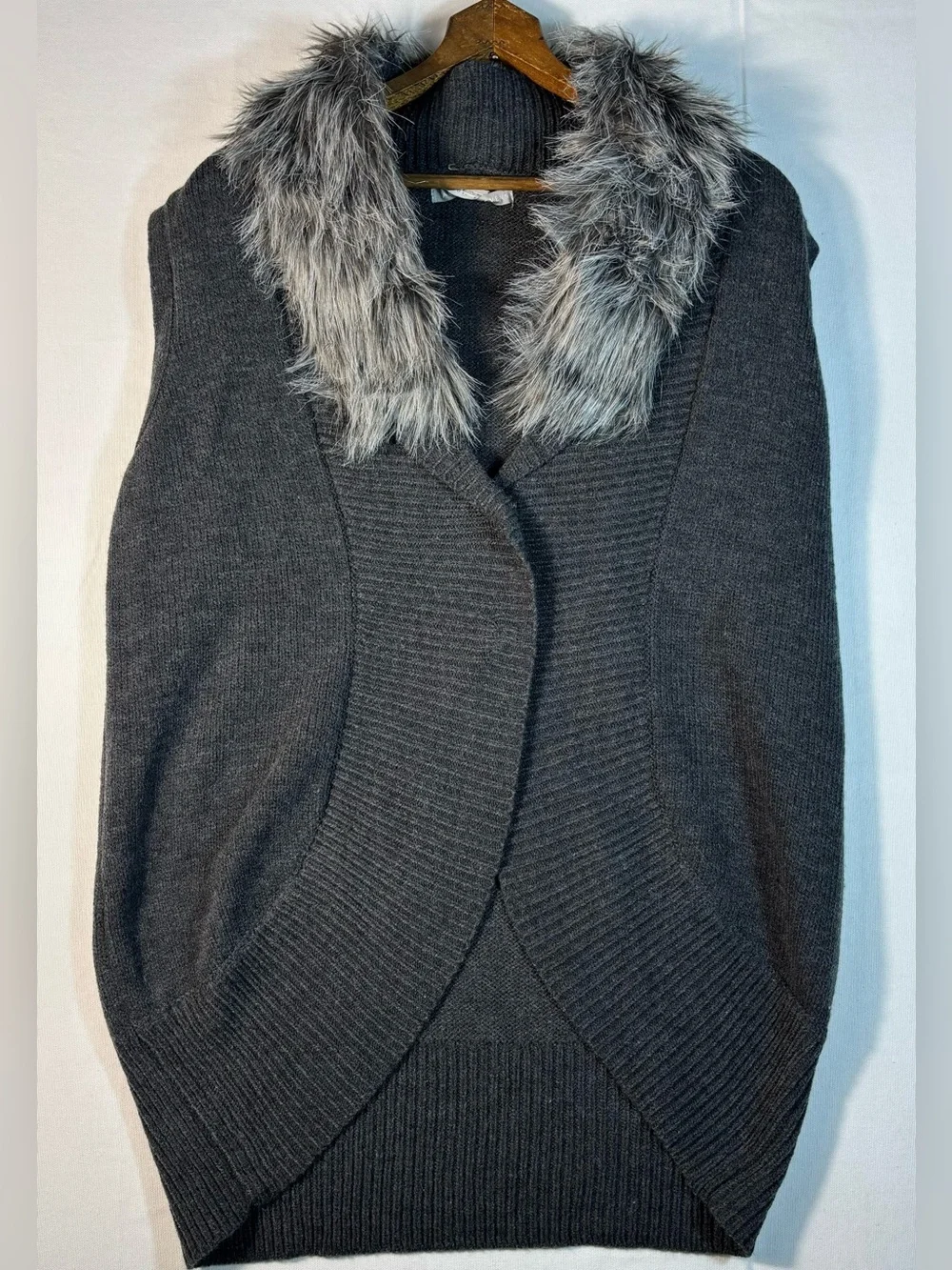 Valerie Stevens Women’s M Charcoal Gray Faux Fur Collar Sleeveless Cardigan